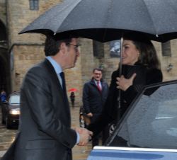 Su Majestad la Reina recibe a su llegada el saludo del presidente de la Xunta de Galicia, Alberto Núñez Feijóo